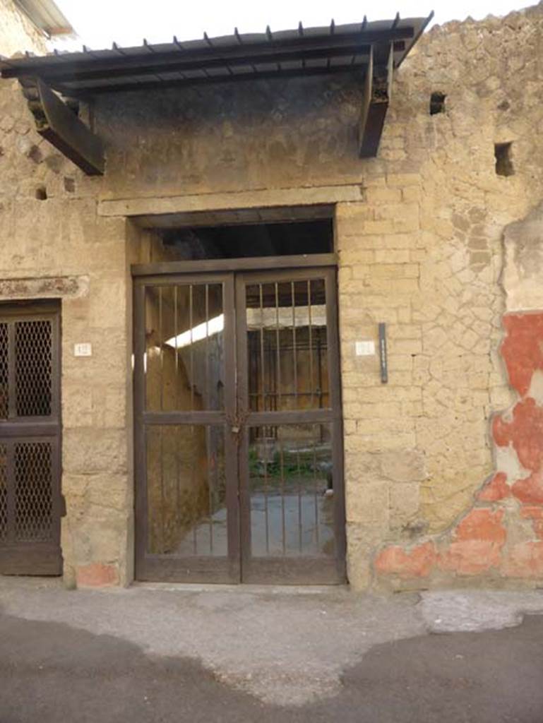 Ins. V.11, Herculaneum, September 2015. Looking towards entrance doorway on Decumanus Maximus.